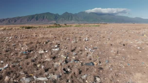 Changement climatique et réchauffement climatique effet problème 4K. Champ pollué par les ordures — Video