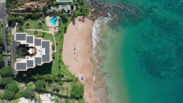 酒店屋顶上有太阳能电池板的度假建筑的空中景观.4K海滩 — 图库视频影像