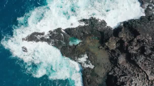 Aerial 4K personas relajándose en la hermosa piscina verde en el día soleado, isla de Hawaii — Vídeos de Stock
