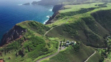 Okyanus manzaralı dolambaçlı yollarla Maui adasını keşfeden turistler