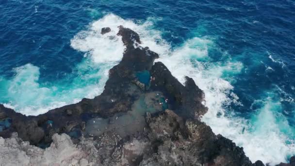 Gente en naturaleza salvaje. Aerial 4K personas relajándose en hermosas piscinas naturales azules — Vídeo de stock