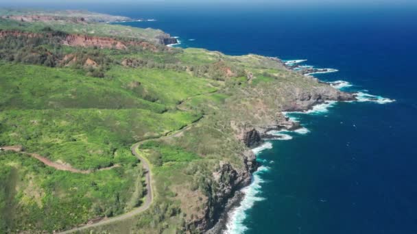 崖や山々と映画のようなマウイ島の海岸線の上を飛ぶドローン。旅行｜4K — ストック動画