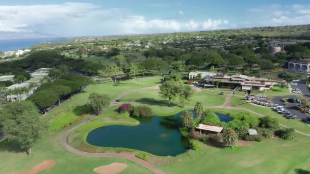 Vista aerea della costruzione di golf club e lago sul perfetto gioco di prestigio campo verde — Video Stock