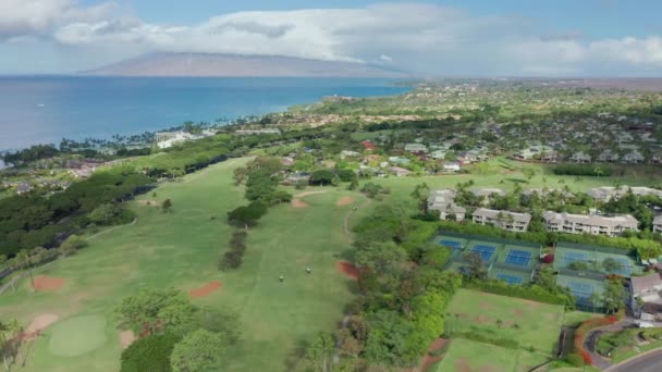 海滨公园高尔夫俱乐部和度假胜地的空中高尔夫球场和网球场 — 图库视频影像