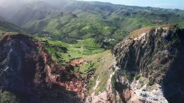 Luchtfoto van groene rotsachtige heuvels en schilderachtige bergen op Hawaï eiland Maui, Verenigde Staten — Stockvideo