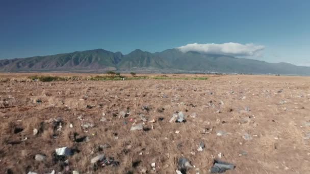 Dron letící nad polem znečištěný nerozložitelným odpadem a odpadem, Havaj 4K — Stock video