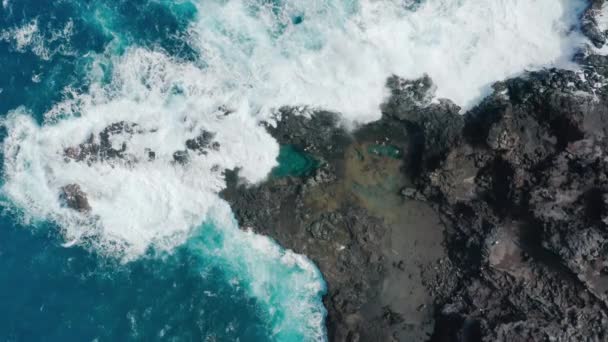 Persone che si rilassano in splendide piscine blu. Turisti che godono di piscina vulcanica naturale — Video Stock