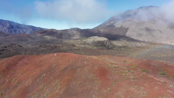 Scenic panorama van vele Haleakala vulkaan kraters met blauwe lucht en wolken 4K — Stockvideo