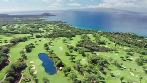 Розкішний гольф-клуб курорт на Гавайському узбережжі з видом на океан — стокове відео