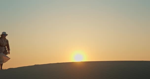 Vrolijke vrouw op blote voeten op zandduin. Lady brengt vakantie door in de woestijn — Stockvideo