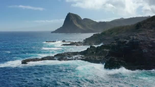 映画化された海の海岸の背景。嵐の太平洋上空を飛行する空中ドローン — ストック動画