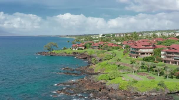 Fundo de estilo de vida de luxo. Pessoas que vivem em villas de prestígio à beira-mar, Havaí — Vídeo de Stock