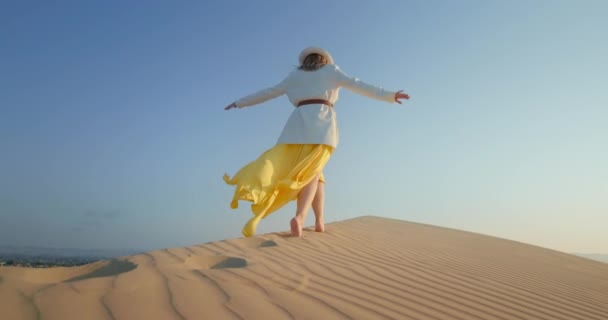 맨 발로 모래 언덕을 걷는 여자. 모래 언덕 위에서 균형을 잡고 있는 여자 — 비디오