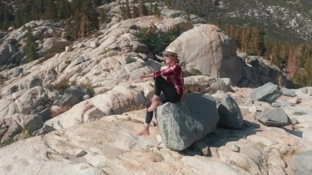 자연 풍경을 바라보는 여성. 여행자를 중심으로 하는 영화적 인 항공 여행 4K — 비디오