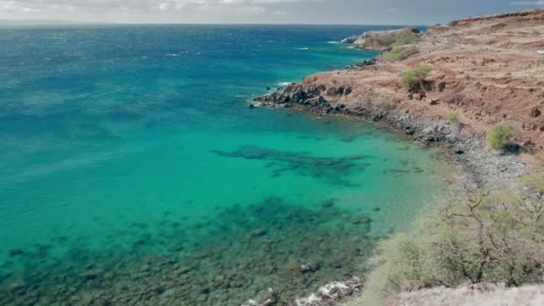 Czysta natura podróżuje w tle. Rafa koralowa z widokiem z lotu ptaka na bezchmurne wody na wyspie — Wideo stockowe