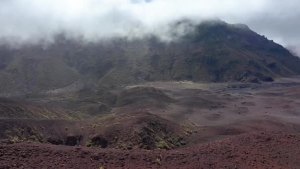 Drón repül át vulkán kráter Haleakala Nemzeti Park természet háttér 4K — Stock videók