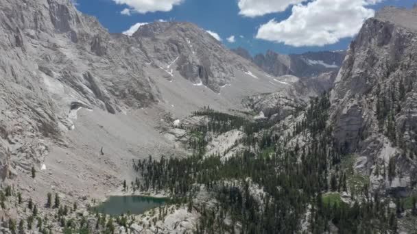 Кінематографічний ландшафт гірського озера. Природний фон. Мальовничі піки зі снігом 4K — стокове відео