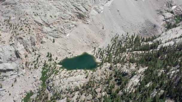 Lago de montanha aérea formado por geleira derretida. Alterações climáticas, aquecimento global 4K — Vídeo de Stock