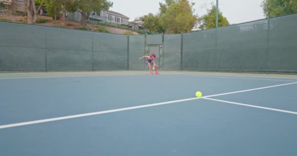 Meisje beweegt snel langs de tennisbaan — Stockvideo