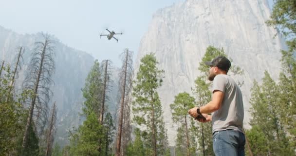 Yosemite National Park, USA. Man använder copter när man skjuter vilt landskap — Stockvideo