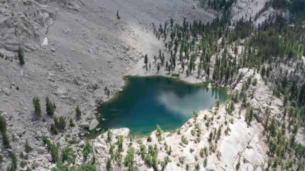 景区空中蓝绿色冰川山湖，天空和云彩反射4K — 图库视频影像