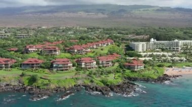 Pasifik Okyanusu, Maui 'de kumlu plajlı deniz kıyısında lüks bir tatil köyü. Peyzaj 4K