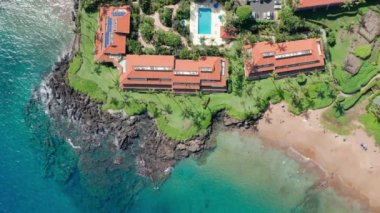 Berrak mavi-yeşil sularda mercan resifleri olan manzaralı villalar, Hawaii