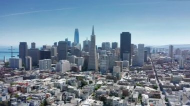 Ünlü San Francisco şehri manzarası. Şehir merkezi finansal gökdelenleri 