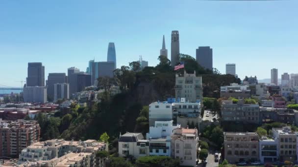 Torre San Francisco Coit con fondo en el centro de la ciudad. Bandera americana ondeando 4K — Vídeo de stock