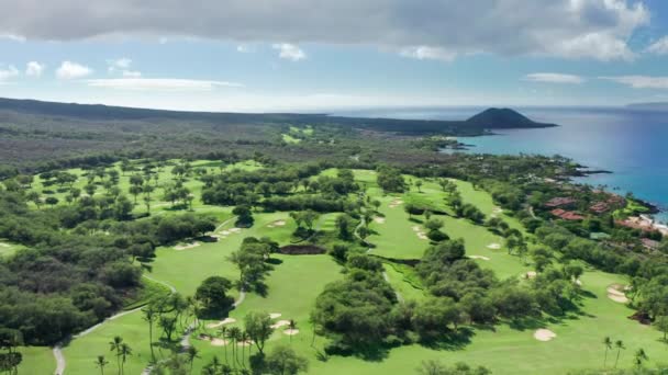 Drone survolant le parcours de golf vert sur une île tropicale, Hawaï, États-Unis 4K — Video