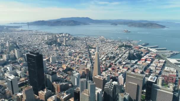 Paisaje urbano de San Francisco estableciendo antecedentes aéreos. Escénica vista al centro 4K — Vídeo de stock