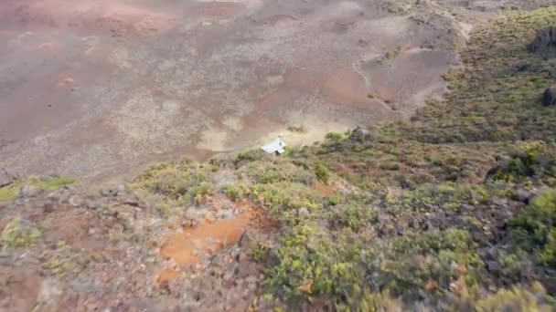 Drón repül át rusztikus kabin a vulkán kráter Haleakala Nemzeti Park — Stock videók