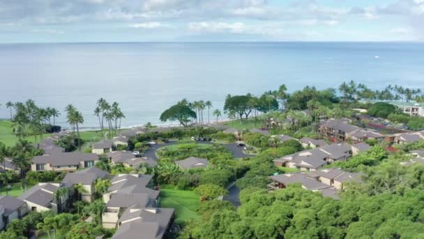 Landschap uitzicht op moderne hotelgebouwen op tropisch eiland op zomerdag, 4K — Stockvideo