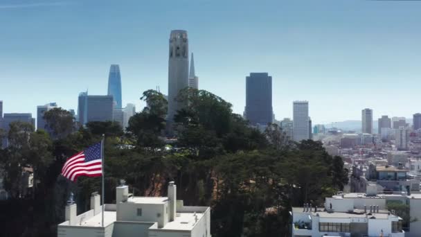 Bandera americana ondeando orgullosamente con la famosa ciudad de San Francisco en el fondo 4K USA — Vídeo de stock
