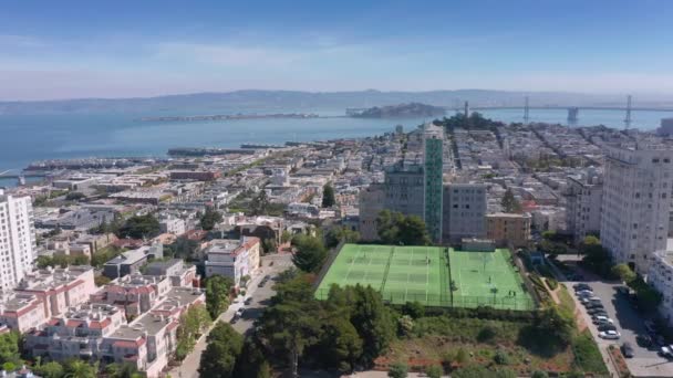 San Francisco havalimanı. Dünyaca ünlü kıvrımlı Lombard sokağı ve tenis kortu manzarası — Stok video