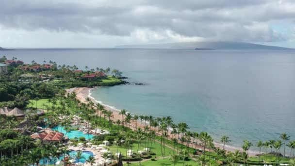 Isla Maui playa de arena blanca, océano Pacífico y cielo. Playa tropical aérea, Estados Unidos — Vídeos de Stock