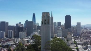 Hava Coit kulesi, şehir merkezindeki gökdelenler, San Francisco körfezi su arka planına sahip.