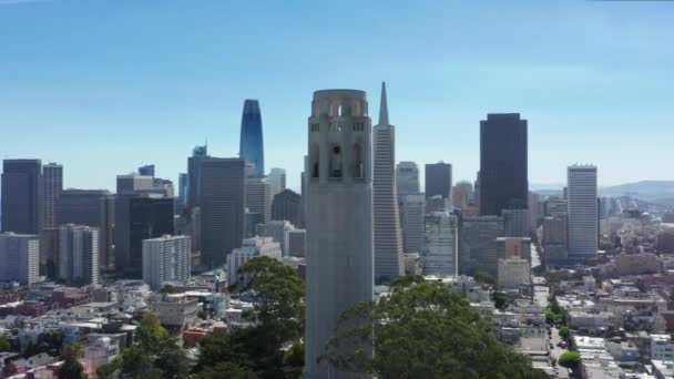 Menara Air Coit, pencakar langit di pusat kota dengan latar belakang air Teluk San Francisco — Stok Video