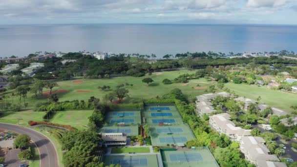 Αεροφωτογραφία των γηπέδων τένις και γκολφ σε αθλητικό σύλλογο στο τροπικό νησί Χαβάη — Αρχείο Βίντεο