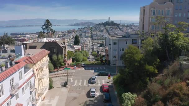 Calle Lombarda curva mundialmente famosa y vista aérea de la ciudad de San Francisco, antena 4K — Vídeo de stock