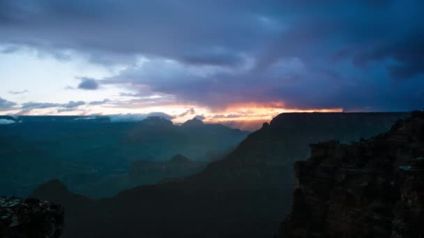 Czas mija o wschodzie słońca w Wielkim Kanionie. Krajobraz przyrody tło z różowymi chmurami — Wideo stockowe
