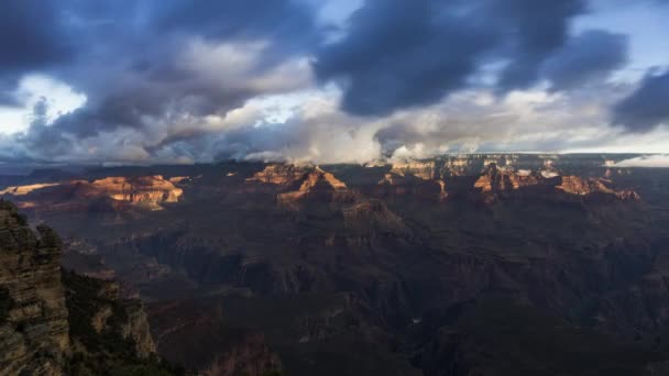 4K Timelapse de las nubes sobre el Parque Nacional del Gran Cañón al amanecer. — Vídeos de Stock