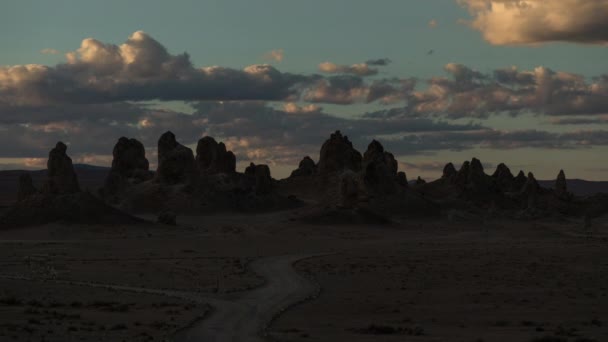 Amanecer del lapso de tiempo sobre el pináculo escénico de Trona. Viaje por carretera y aventura de naturaleza 4K — Vídeo de stock