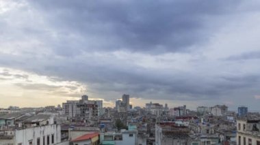 Manzaralı bulutlu zaman atlamalı Küba. Tarihi şehrin üzerinde koyu mavi yağmur bulutları
