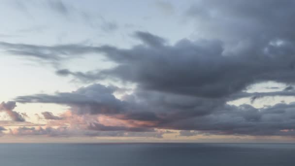 Scénický výpadek času při západu slunce 4K. Růžové purpurové mraky vznášející se na večerním nebi, b roll — Stock video