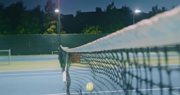 Circuito de tenis rodeado de iluminación brillante — Vídeo de stock