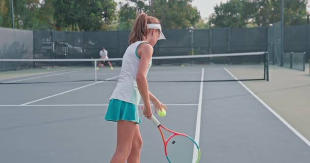 Roodharige tiener tijdens een tenniswedstrijd met haar coach — Stockvideo