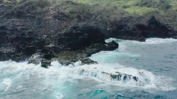 Flygdrönare som flyger över stormiga Stilla havet. Vacker klippig havskust — Stockvideo