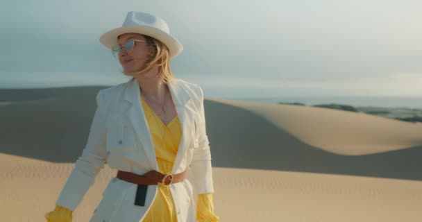 Csinos nő élvezi az utat a sivatagban. Női utazó felfedező homokos táj — Stock videók