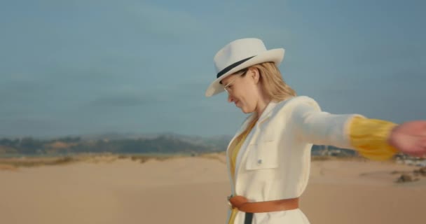 Boldog nő fordul sivatagi táj lassított felvételen — Stock videók